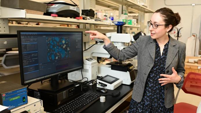 Professor Shaina Kelly in the lab